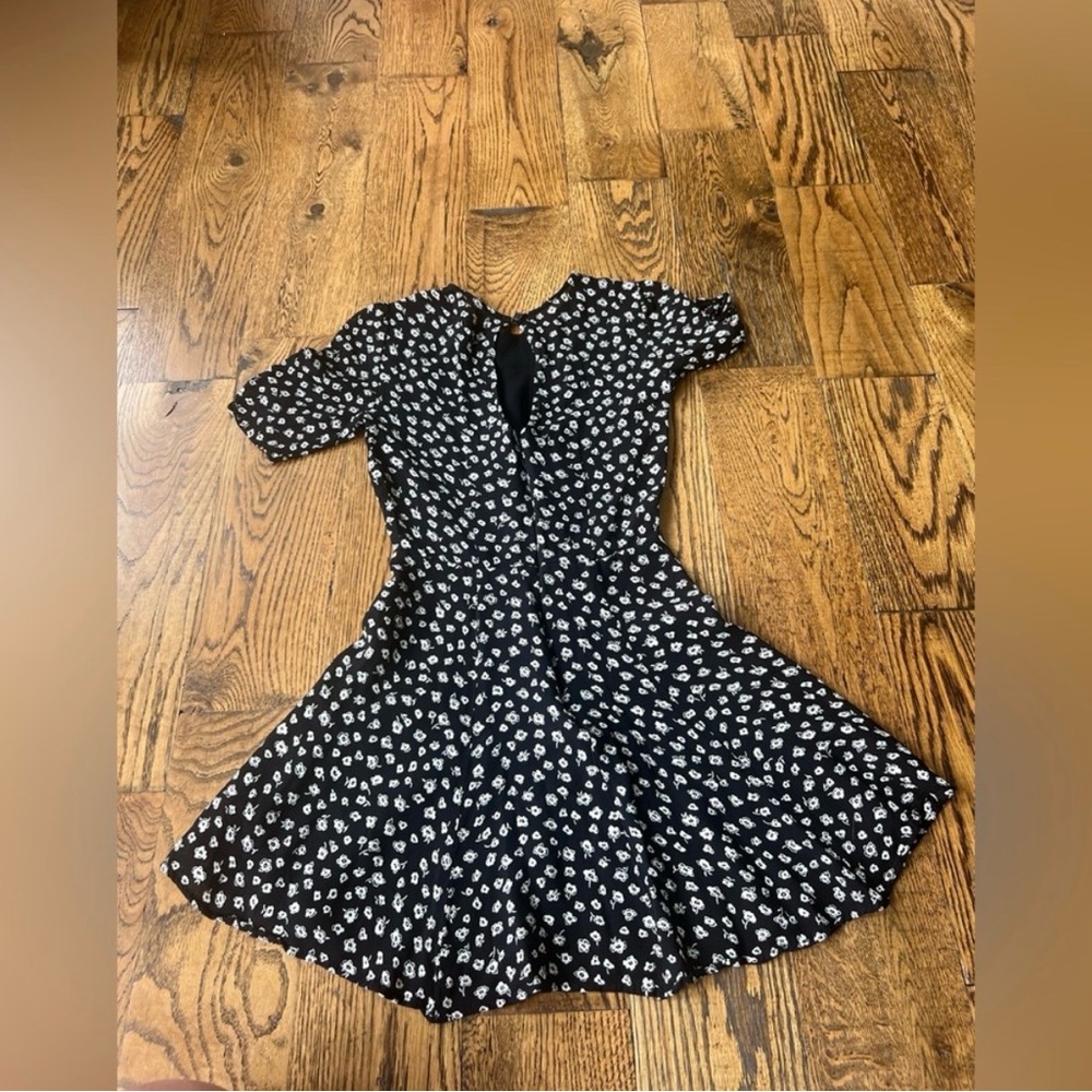 Reformation Size 2 Short Sleeve Black and White Floral Mini Dress